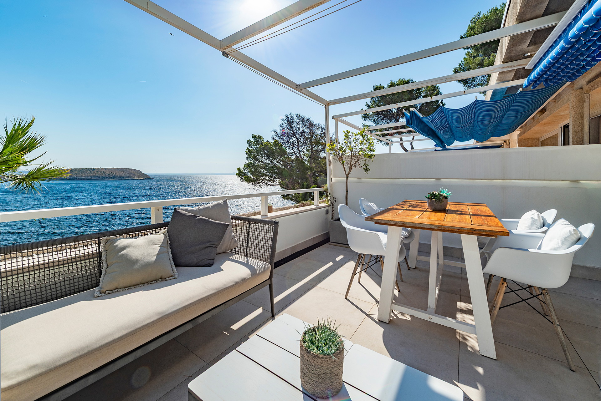 Dúplex davant del mar amb accés directe al mar i impressionants vistes panoràmiques