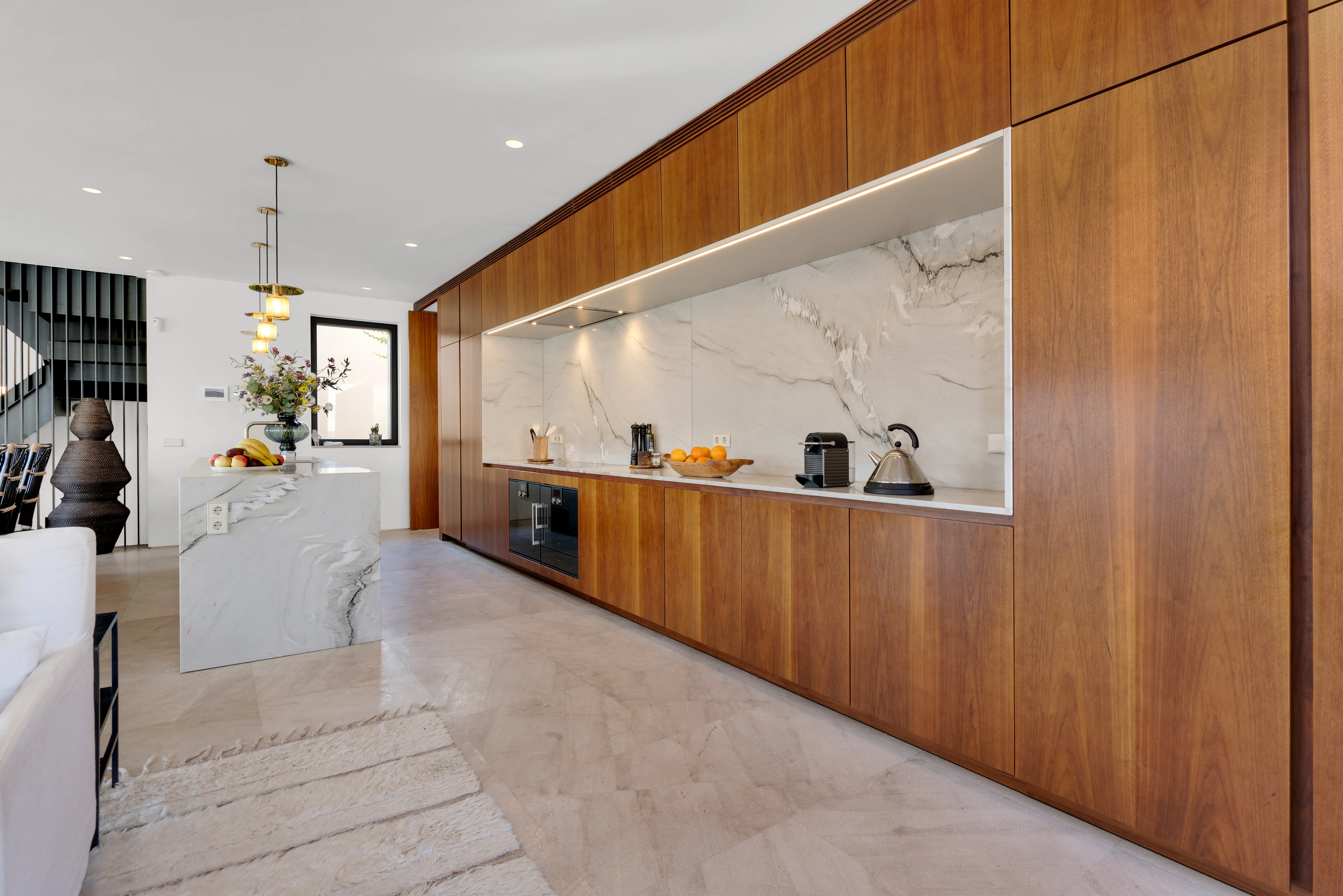 Byhus med udsigt og pools-3