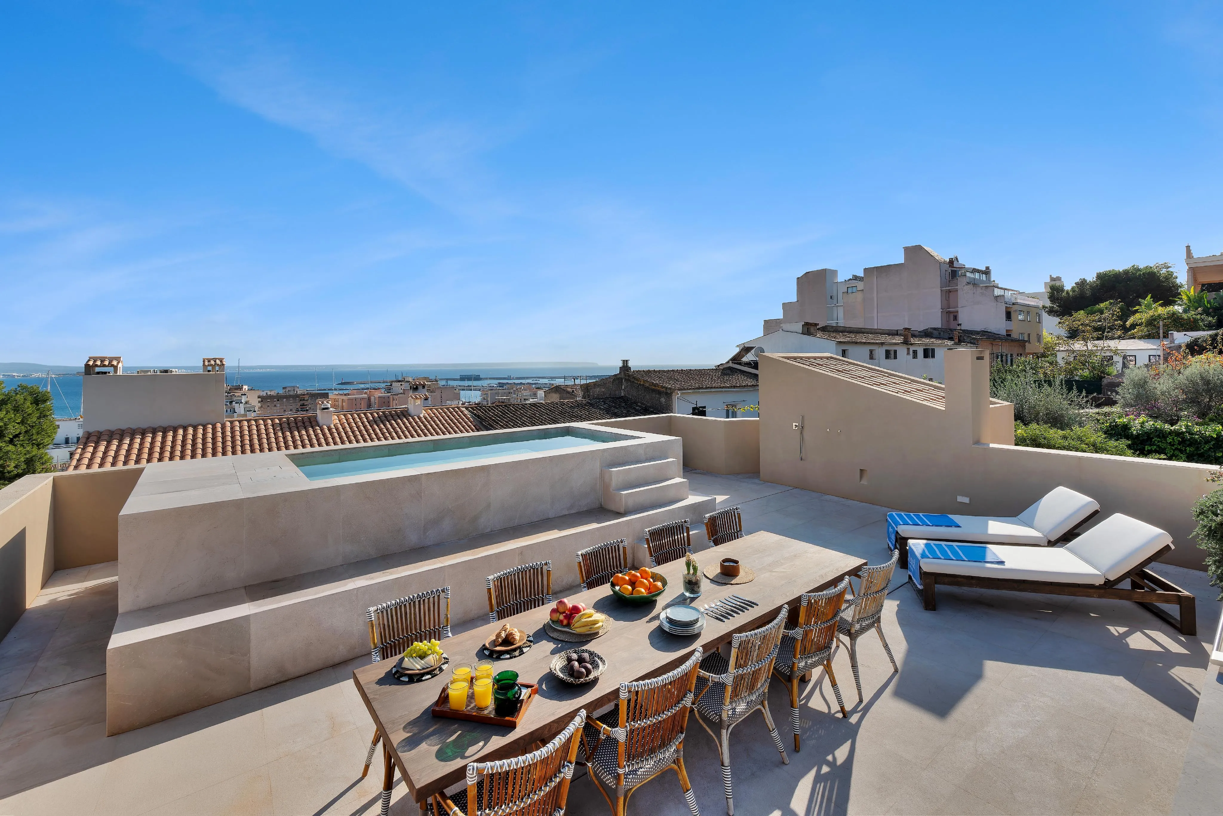 Casa urbana amb vistes i piscines-1