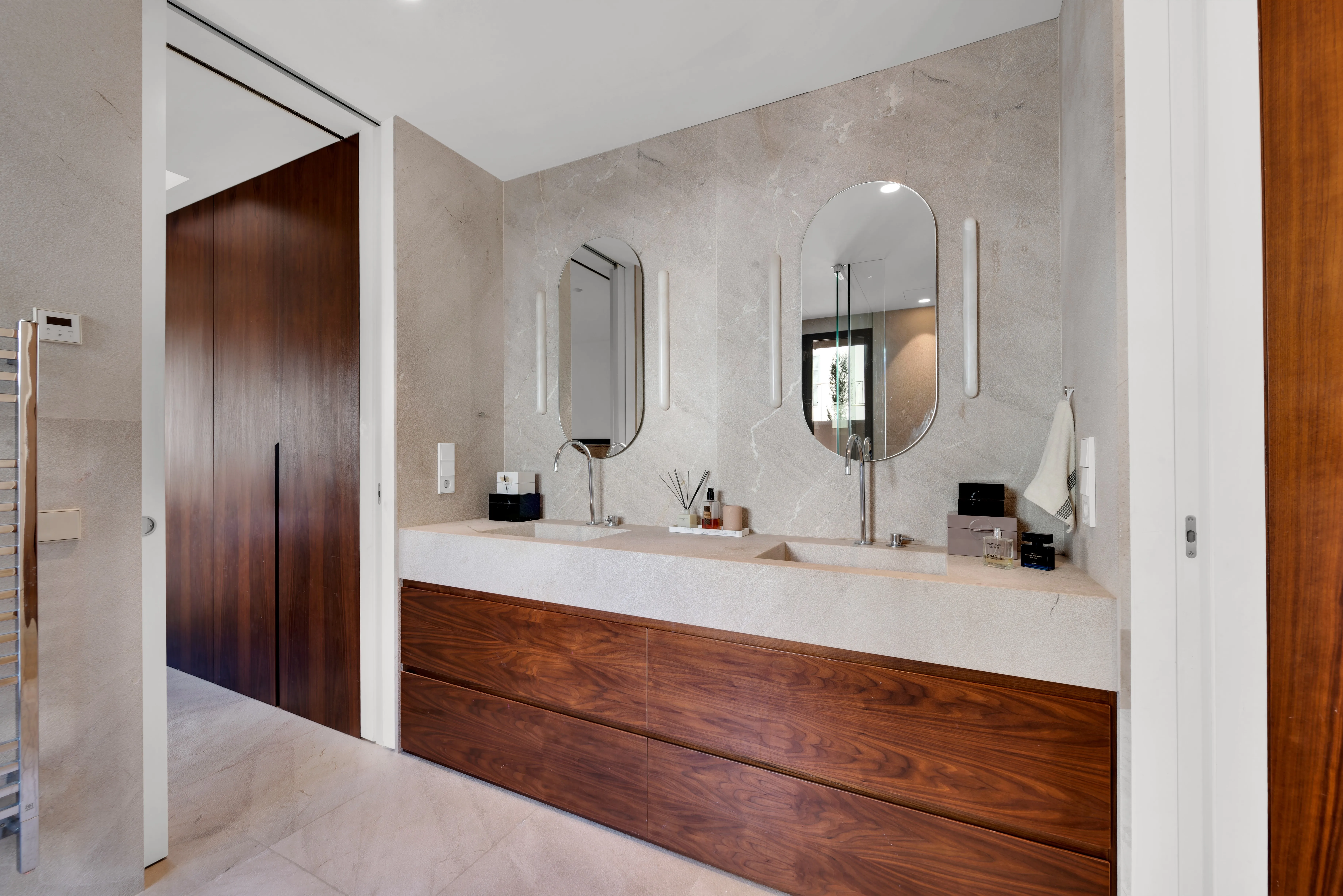 Casa urbana amb vistes i piscines-6