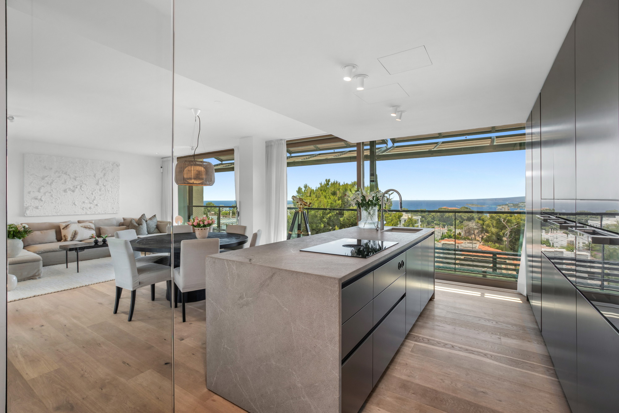 Àtic dúplex exclusiu amb terrassa privada, piscina i vistes al mar