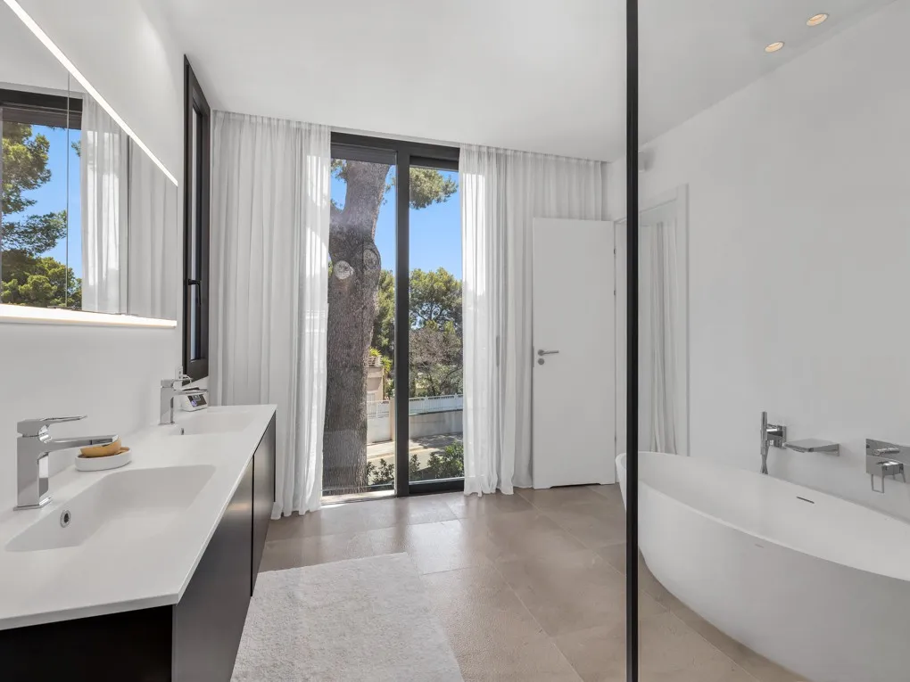 Villa moderne avec des vues spectaculaires à Cas Catala-13