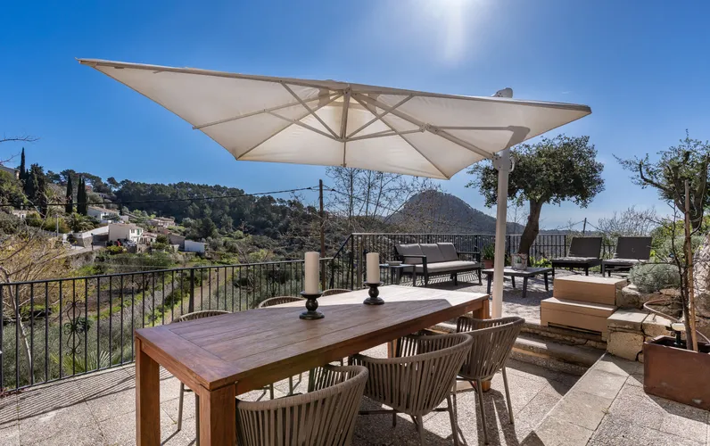 Maison rénovée avec vue panoramique et permis de construire une piscine