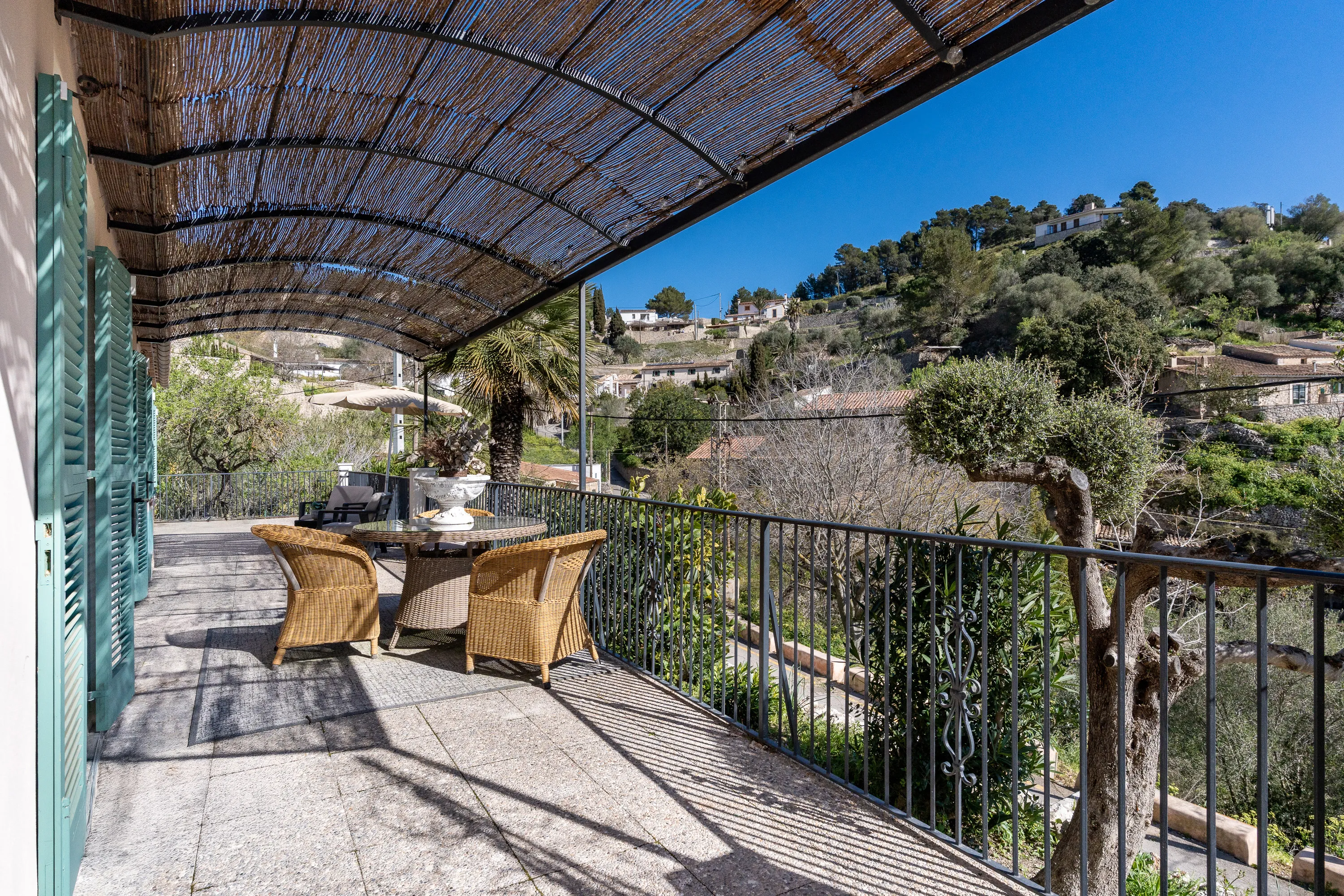 Maison rénovée avec vue panoramique et permis de construire une piscine-4