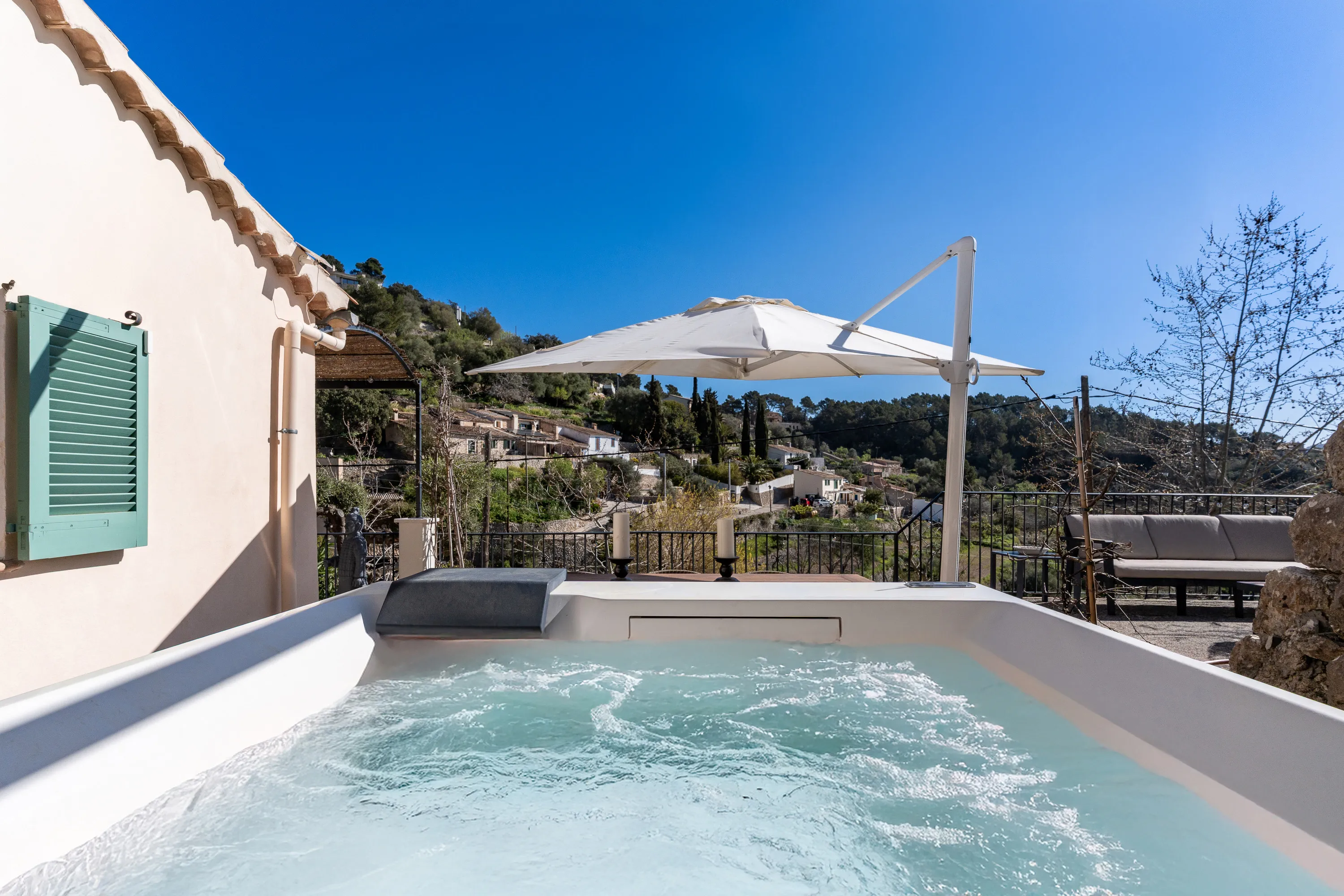 Maison rénovée avec vue panoramique et permis de construire une piscine-2