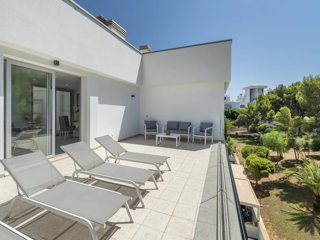 Beach penthouse with spacious terraces in the heart of Palmanova-13