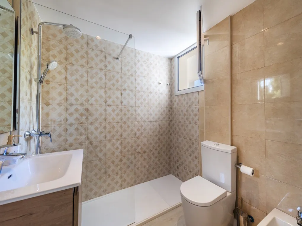 Beach penthouse with spacious terraces in the heart of Palmanova-11