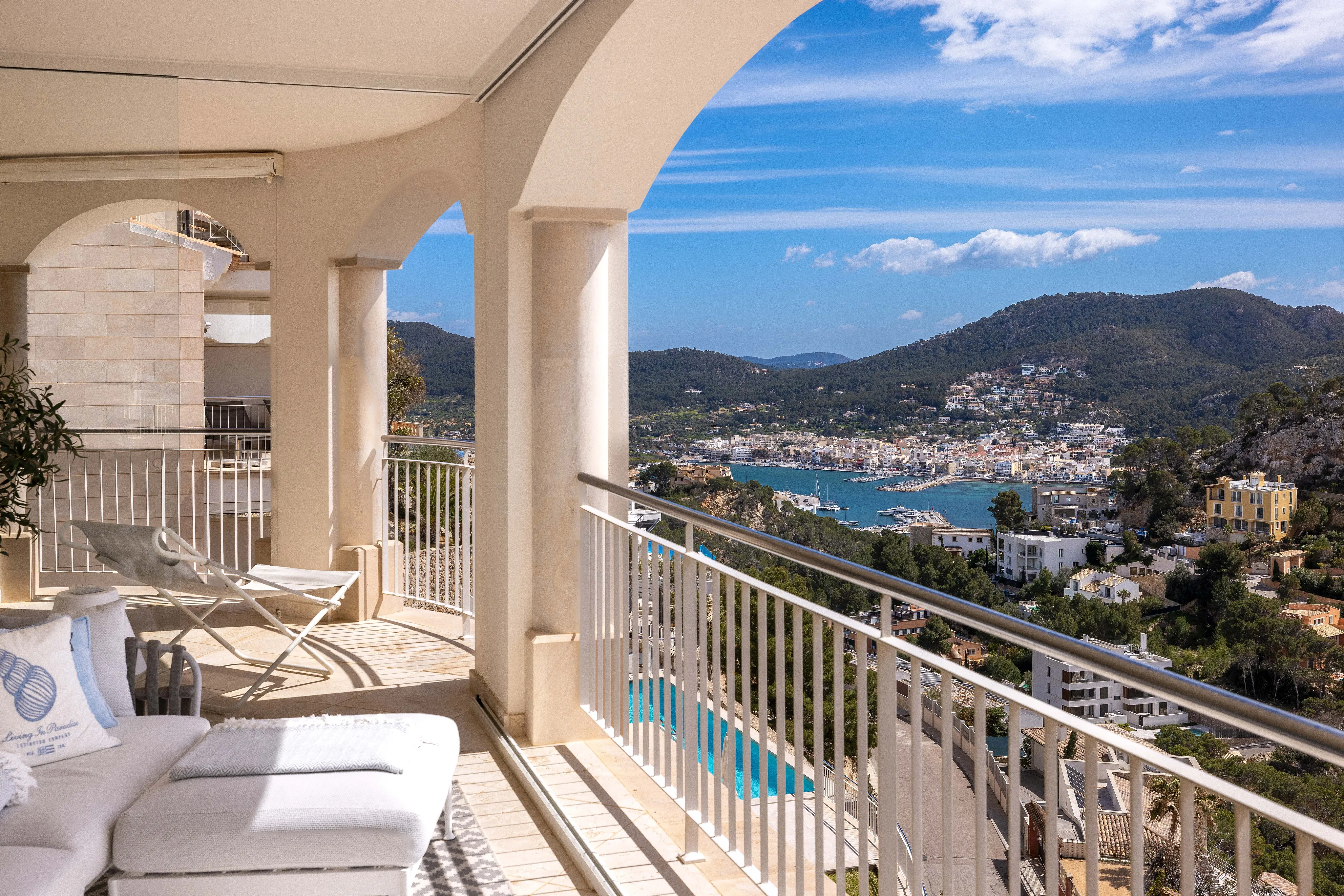 Modern apartment with stunning harbour and sea views-15