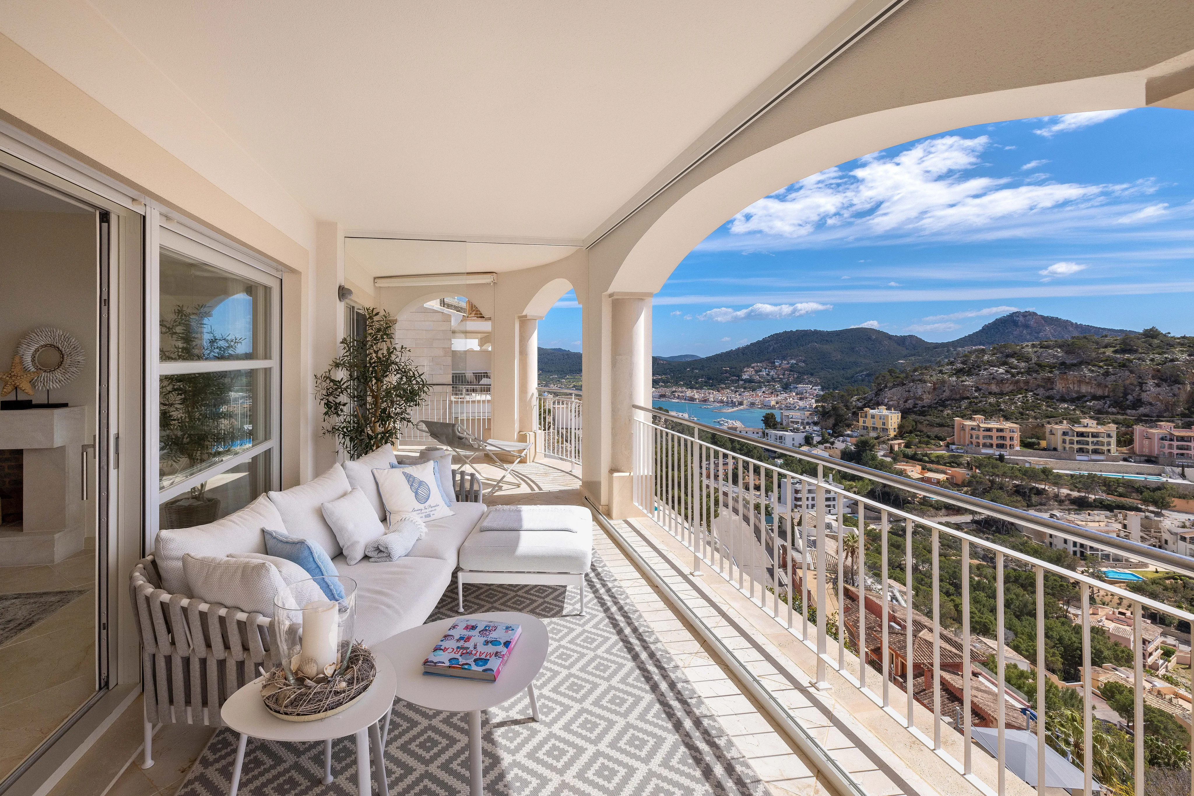 Modern apartment with stunning harbour and sea views-1