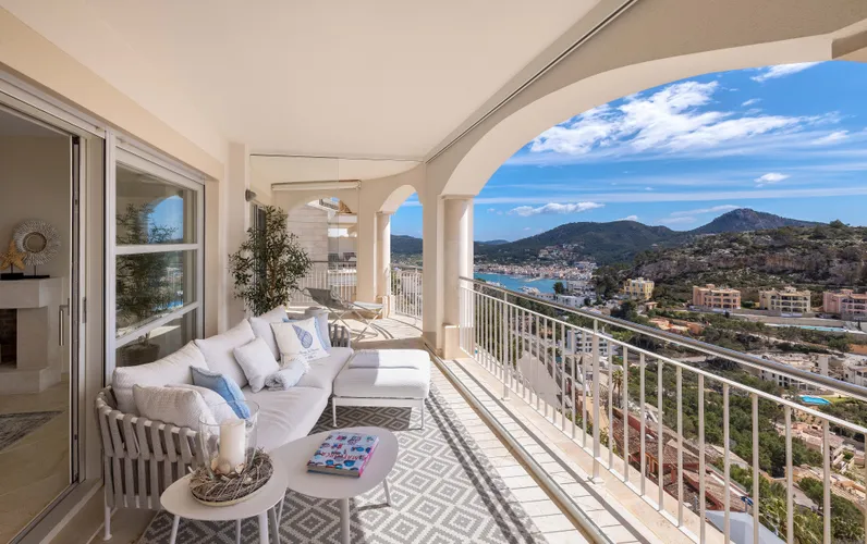 Modern apartment with stunning harbour and sea views