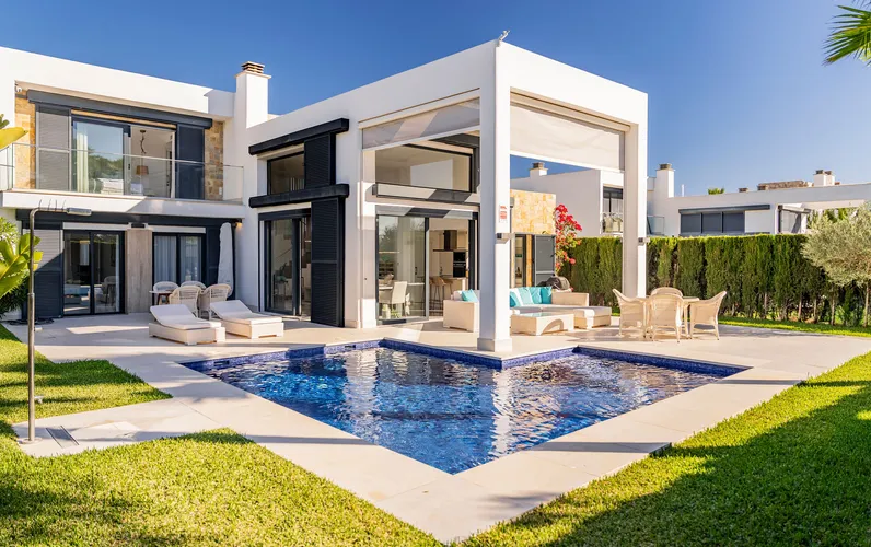 Villa moderna con piscina riscaldata e arredi di alta qualità