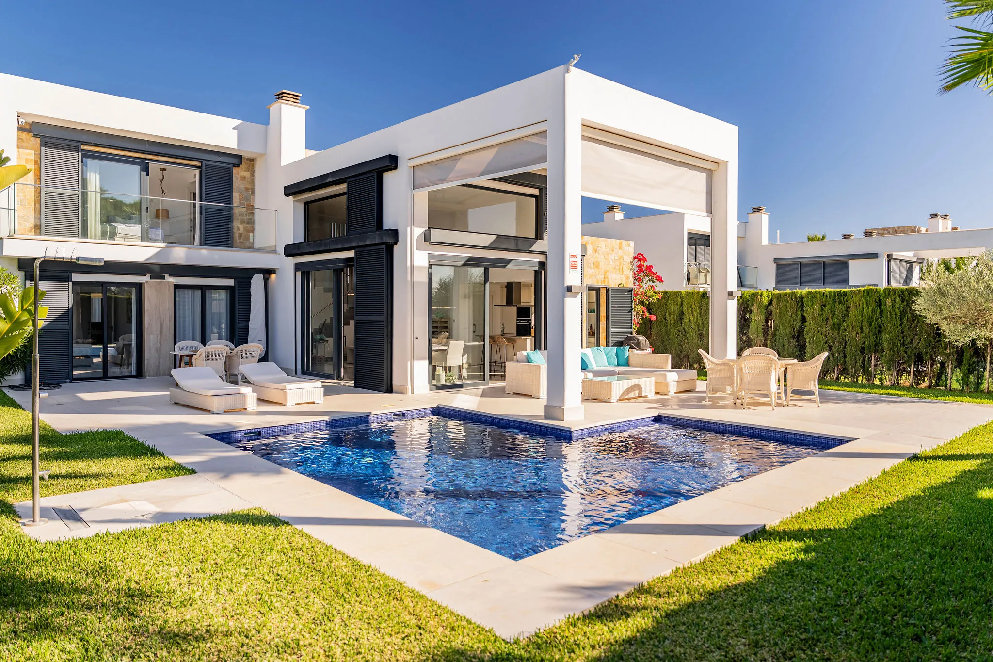 Villa moderna con piscina riscaldata e arredi di alta qualità-1