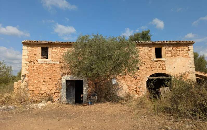 Duża działka budowlana z ruinami w Binissalem