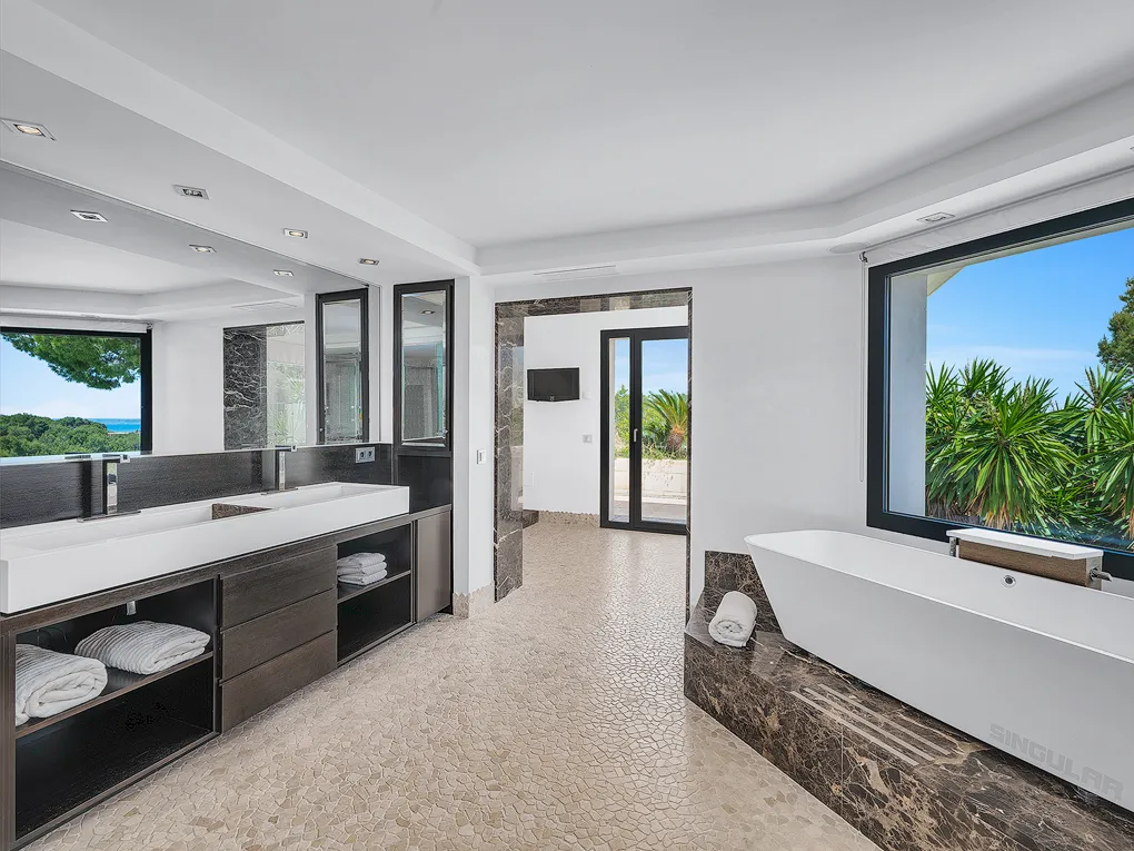 Exclusieve luxe villa met indrukwekkend uitzicht op zee-12