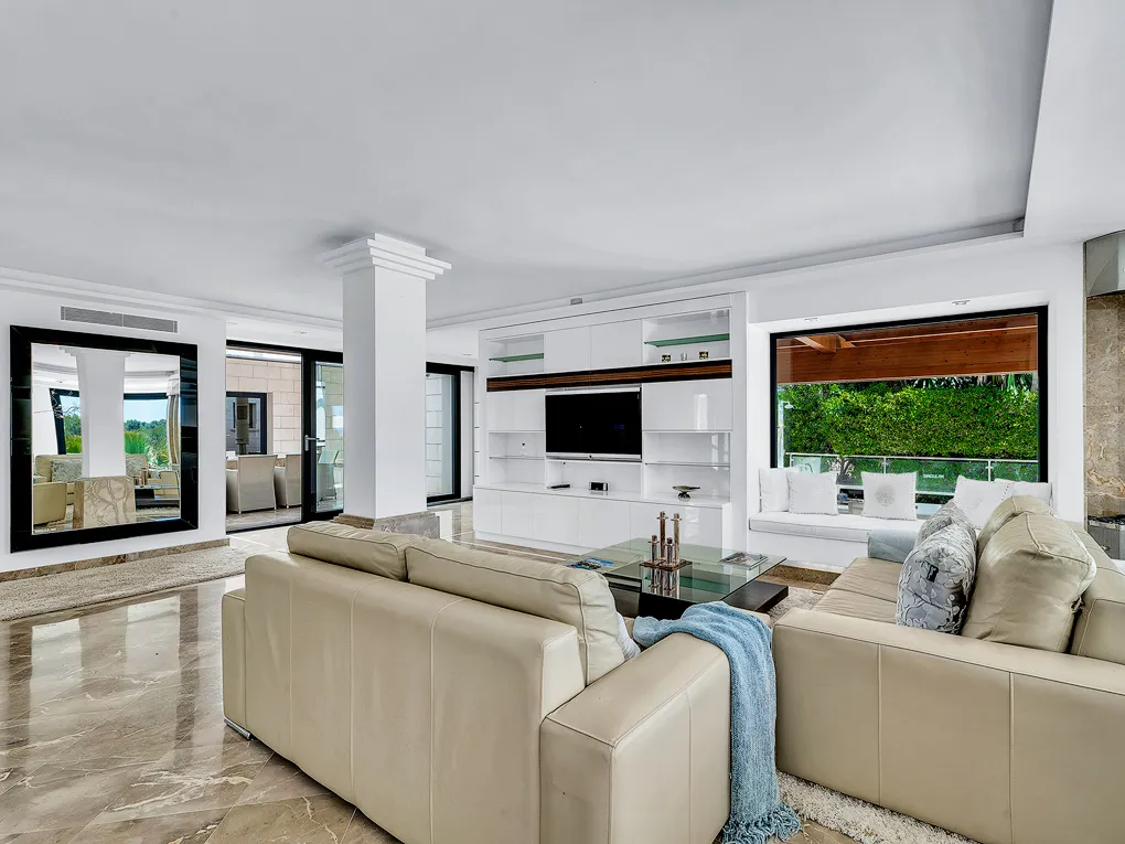 Exclusieve luxe villa met indrukwekkend uitzicht op zee-5