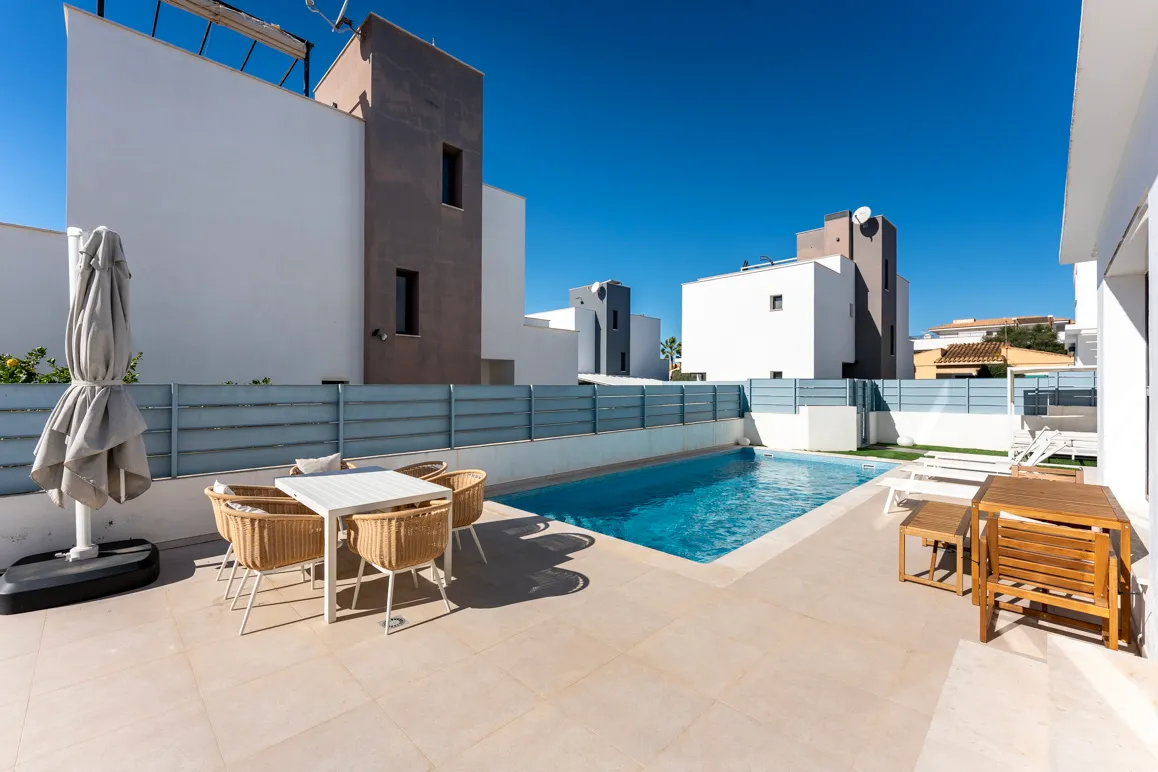 Villa moderna con piscina y terraza en la azotea cerca de la playa Cala Mandia-4