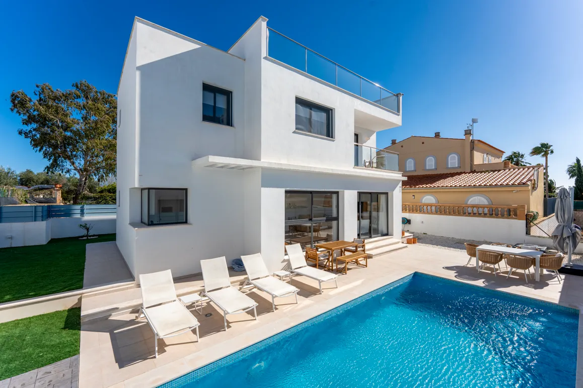 Moderne villa met zwembad en dakterras vlakbij het strand in Cala Mandia-1