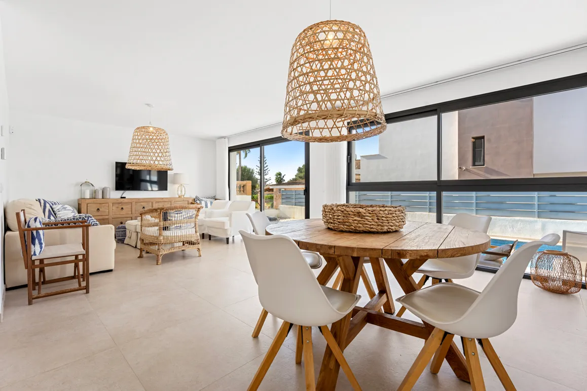 Vila moderna amb piscina i terrassa al terrat prop de la platja Cala Mandia-6