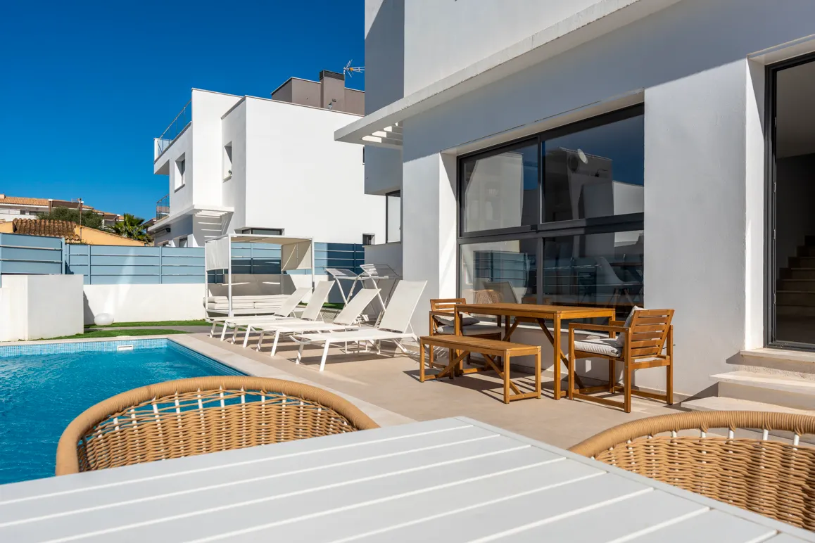 Villa moderna con piscina y terraza en la azotea cerca de la playa Cala Mandia-2