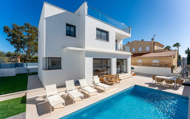 Villa moderna con piscina e terrazza sul tetto vicino alla spiaggia di Cala Mandia