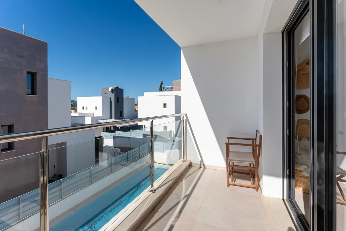 Vila moderna amb piscina i terrassa al terrat prop de la platja Cala Mandia-10