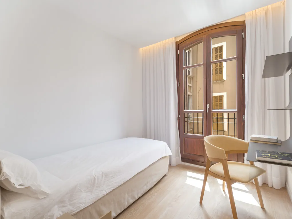 Appartamento ristrutturato e arredato con cura-5