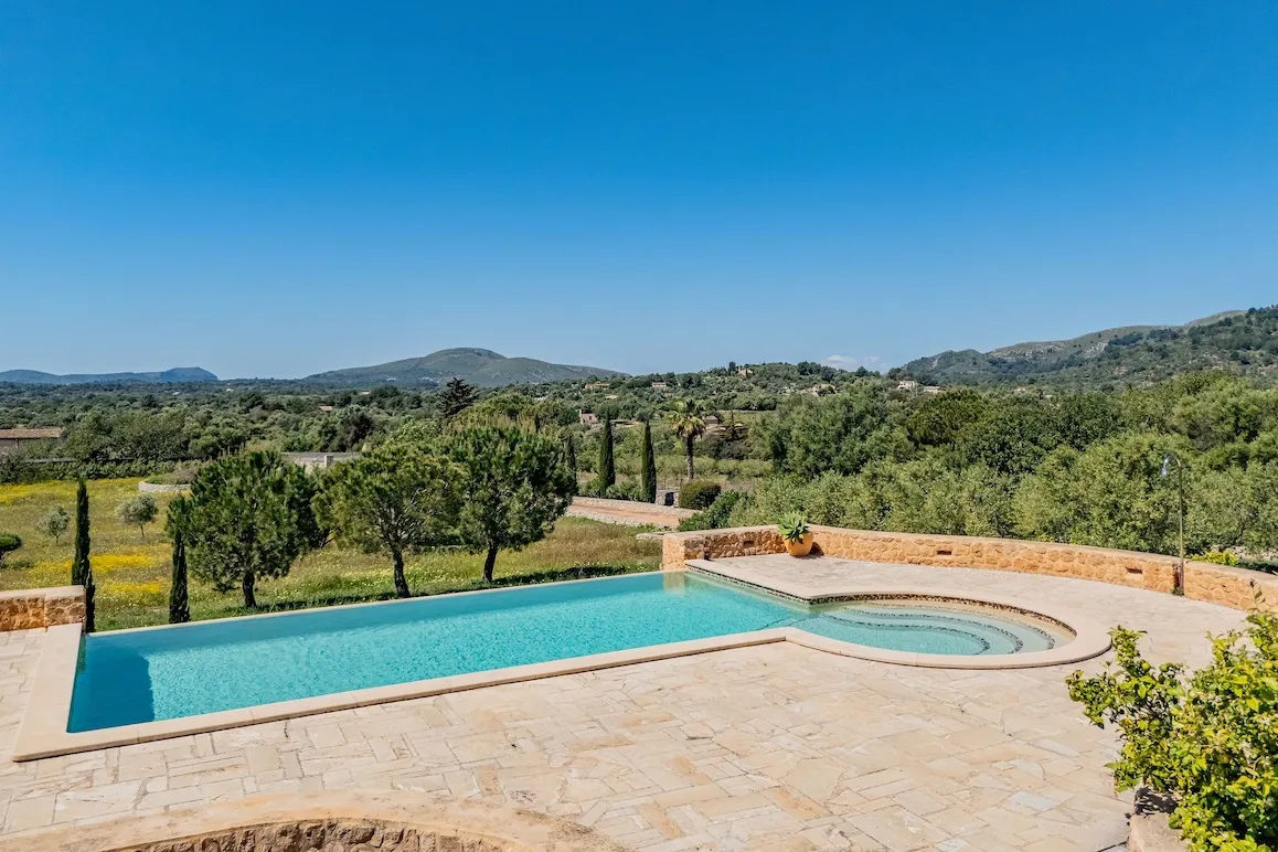Castell rural amb piscina infinita i vistes a Artà-15