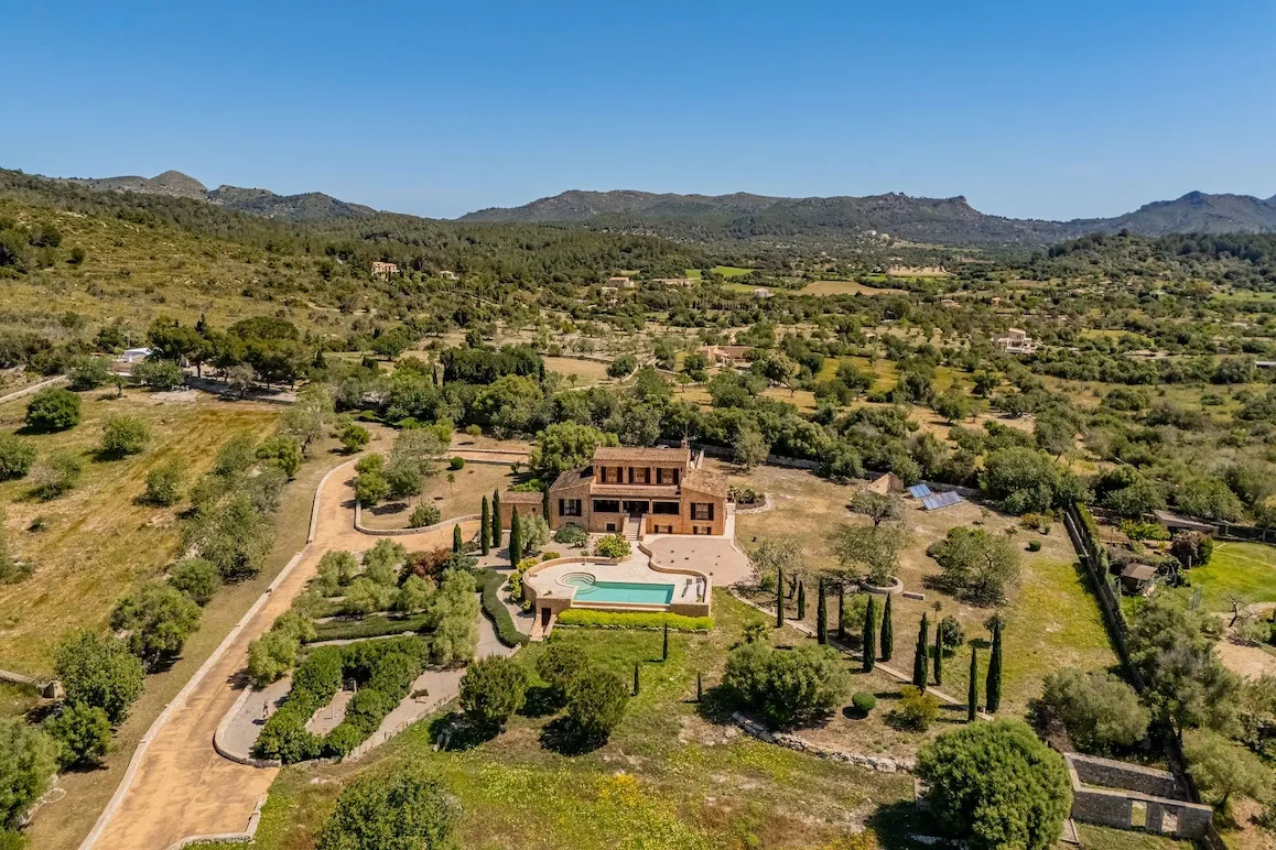 Castell rural amb piscina infinita i vistes a Artà-18