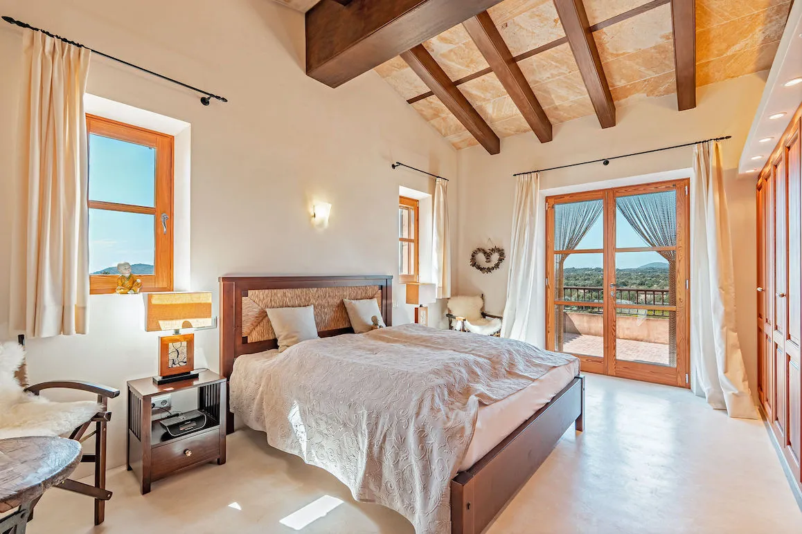 Landsitz mit Infinity-Pool und Blick auf Artà-12