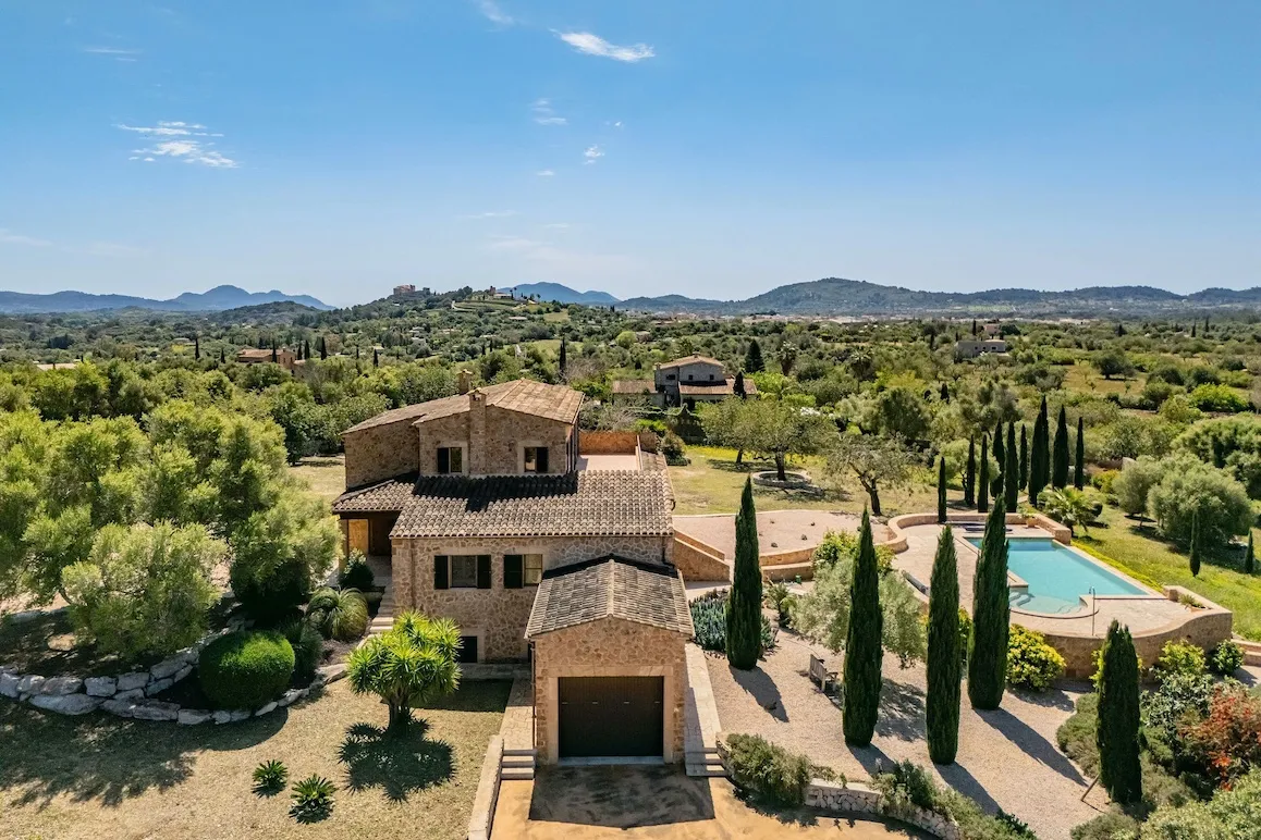 Landsitz mit Infinity-Pool und Blick auf Artà-17