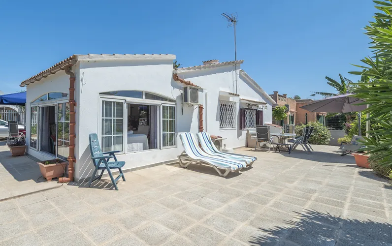 Casa unifamiliar soleada cerca de la playa