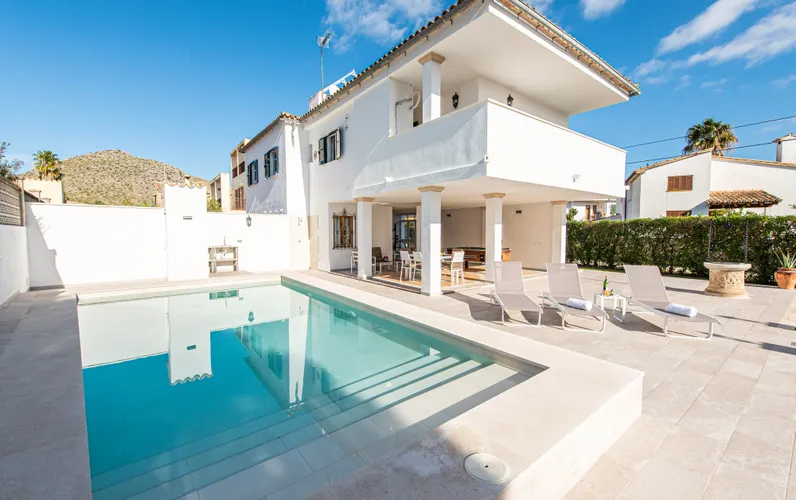 Spacious residence with rental license in Puerto de Pollença, in a quiet area.