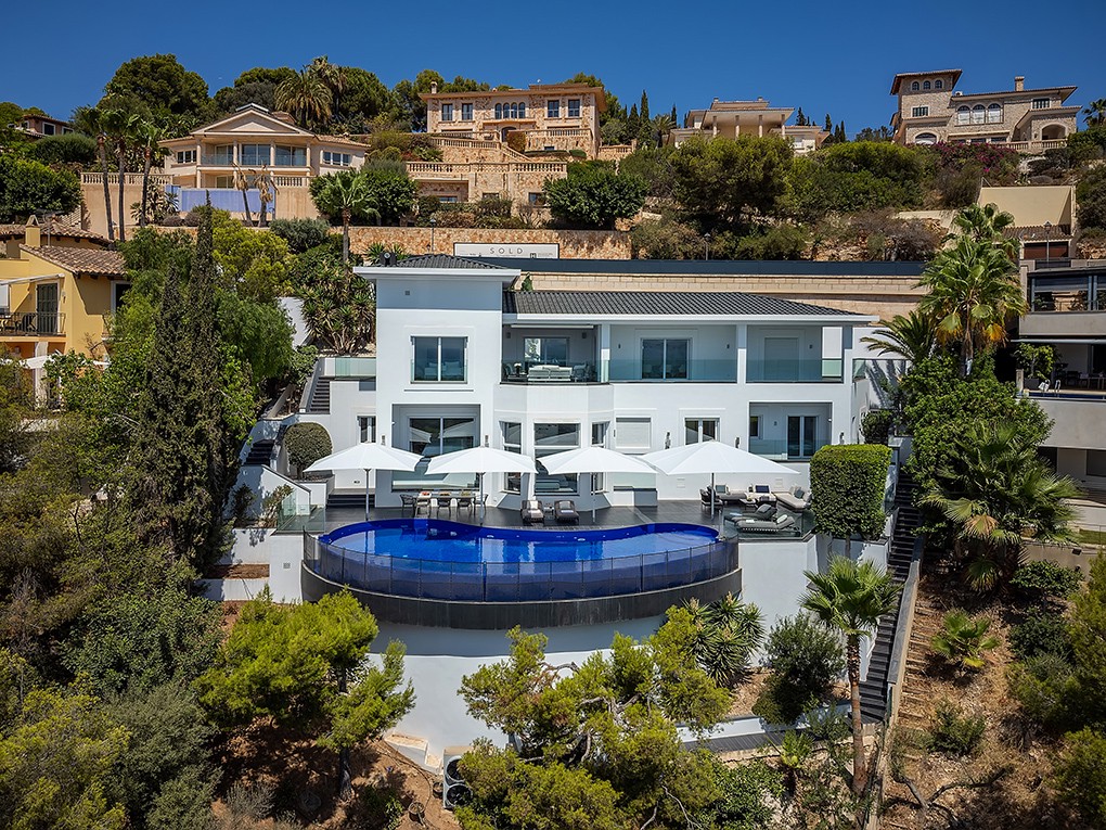 Exclusive villa in Bendinat with breathtaking sea views