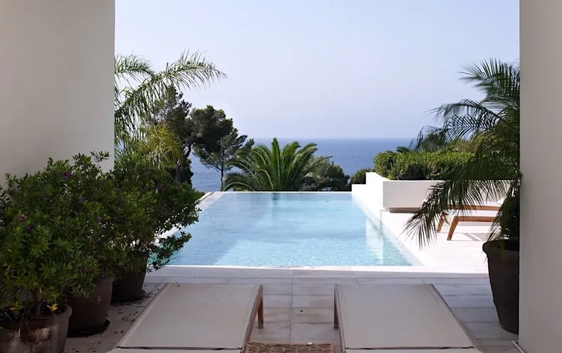 Дизайнерская вилла с потрясающим видом на море в Коста-де-лос-Пинос