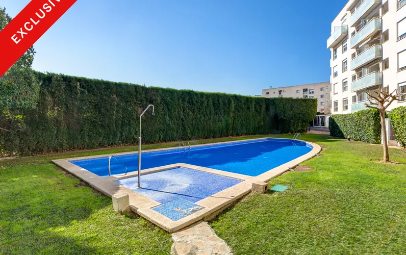 Elegante apartamento con piscina y parking cerca del mar