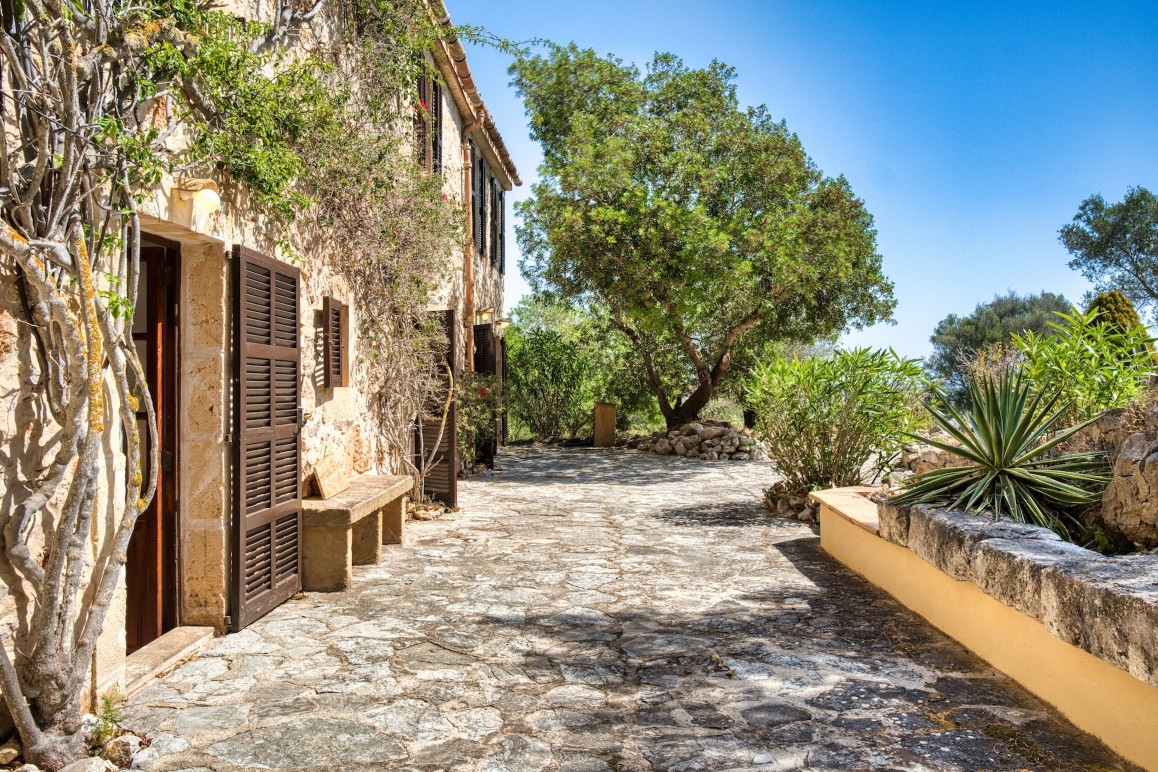 Rustic finca with panoramic views and plenty of privacy near Son Carrió-2