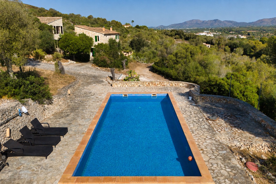 Rustic finca with panoramic views and plenty of privacy near Son Carrió