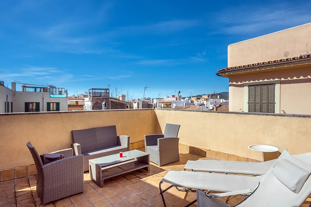 Short rental until the middle of April 26: Old Town residence with balconies in a sought-after street in La Lonja-10