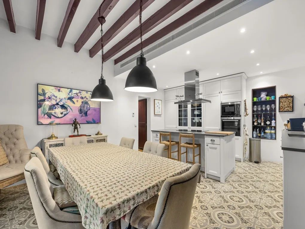 Short rental until the middle of April 26: Old Town residence with balconies in a sought-after street in La Lonja-8