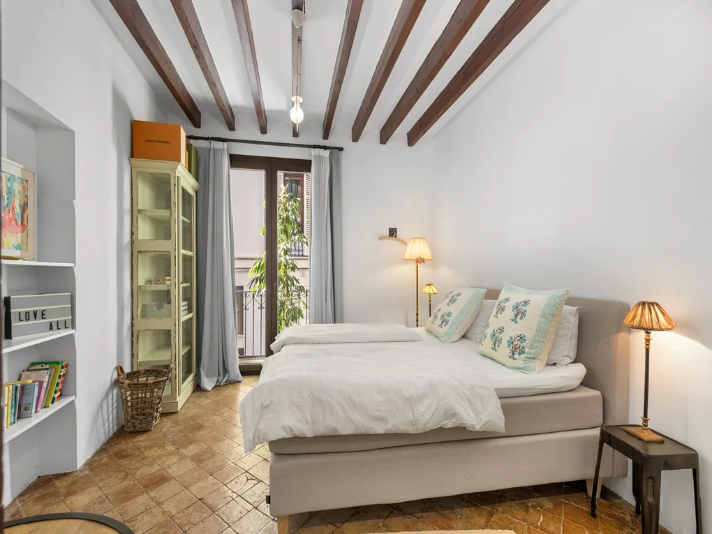 Short rental until the middle of April 26: Old Town residence with balconies in a sought-after street in La Lonja-4