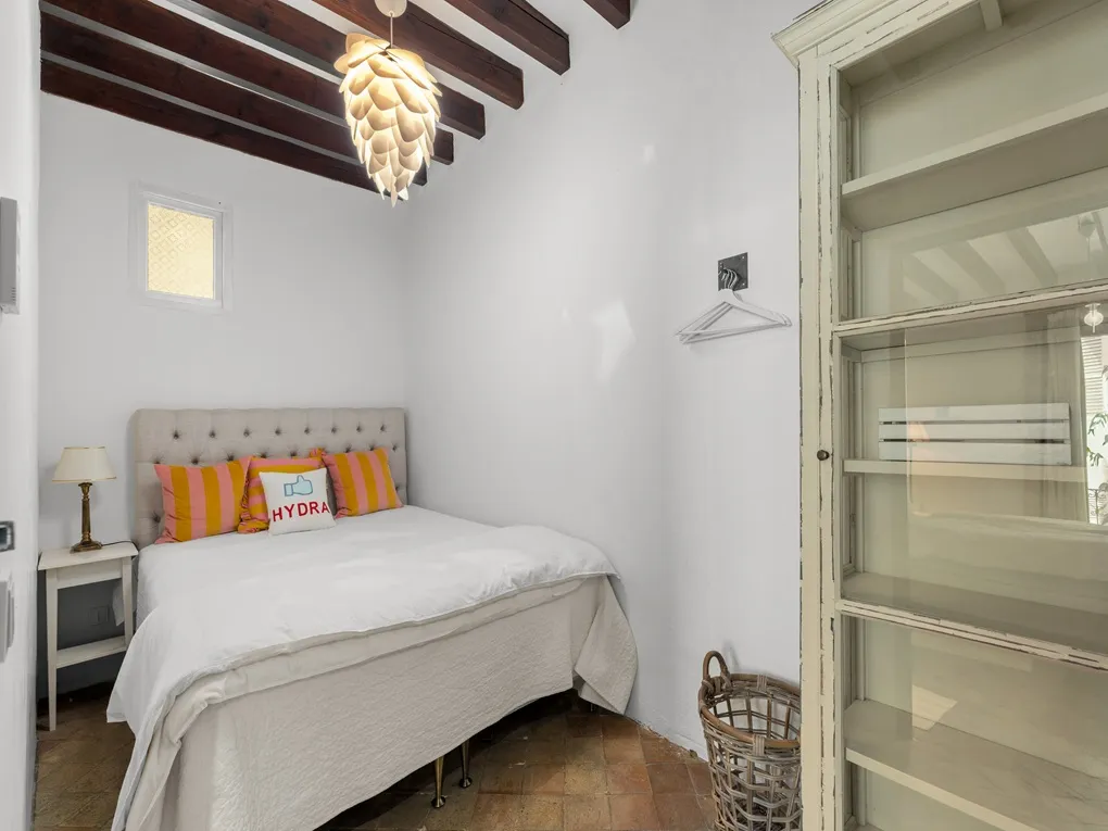 Short rental until the middle of April 26: Old Town residence with balconies in a sought-after street in La Lonja-5