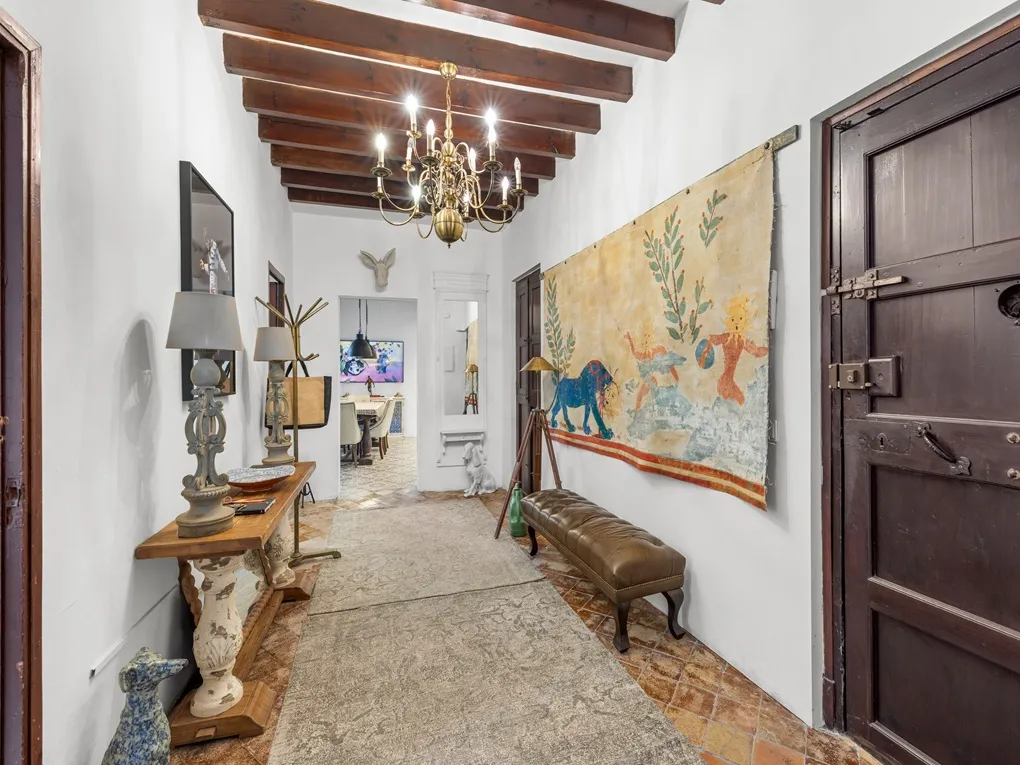 Short rental until the middle of April 26: Old Town residence with balconies in a sought-after street in La Lonja-3