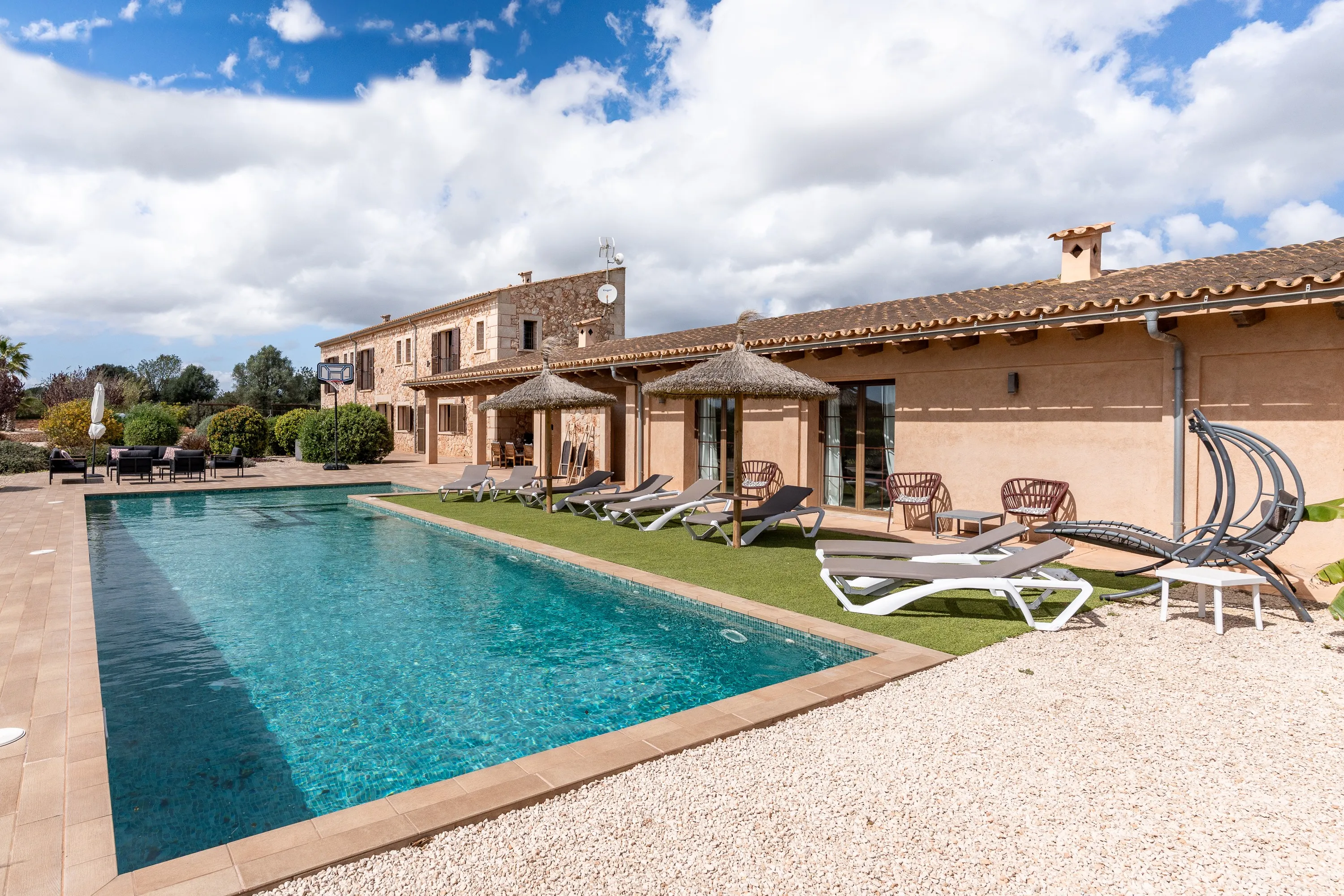 Authentisches Landhaus mit Pool und ETV-1