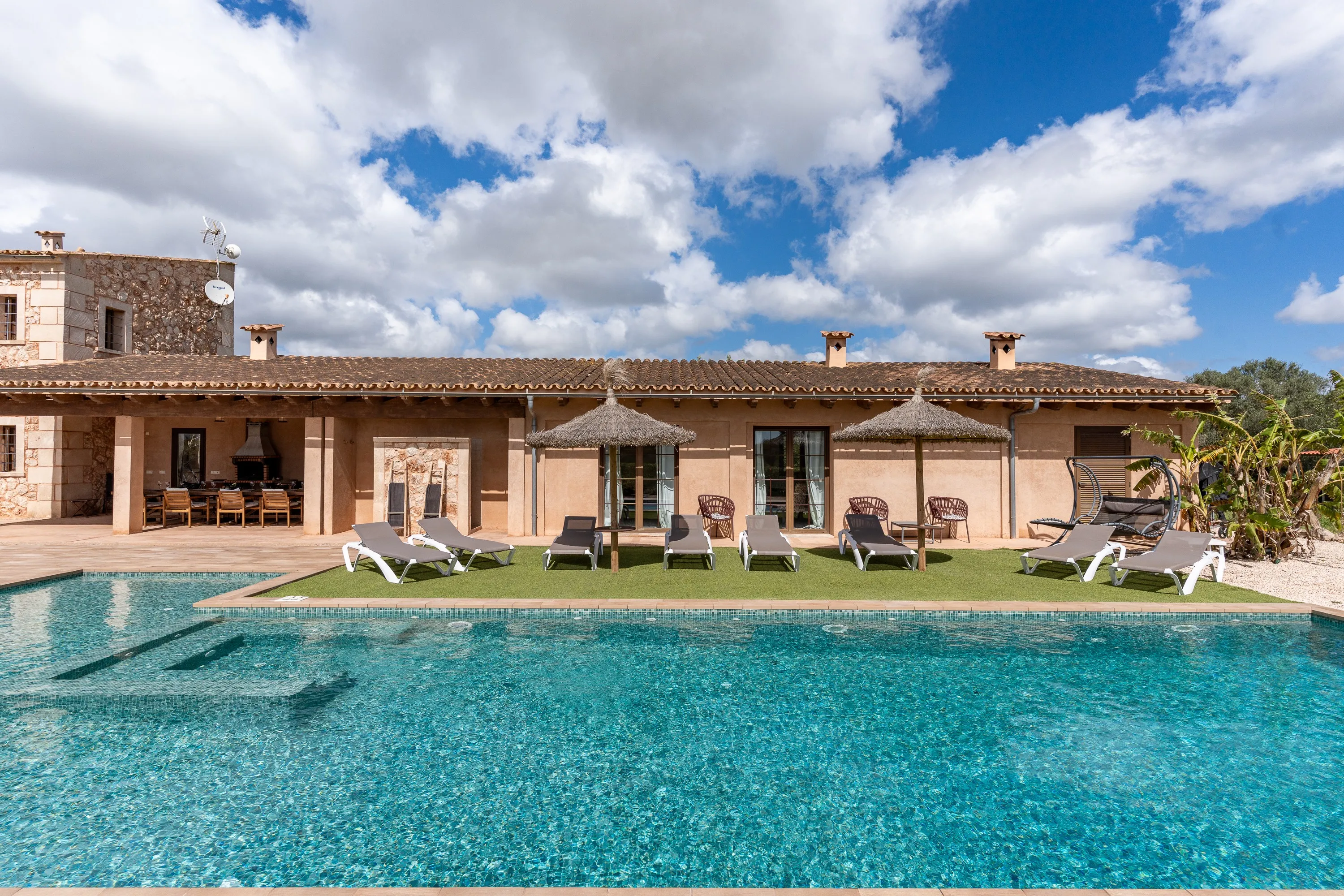 Authentisches Landhaus mit Pool und ETV-5