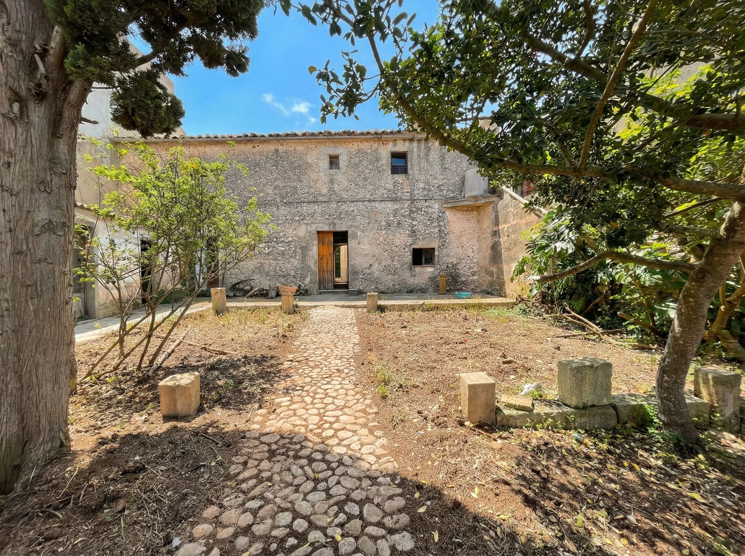 Authentic townhouse for renovation with license in Lloret de Vistalegre-1