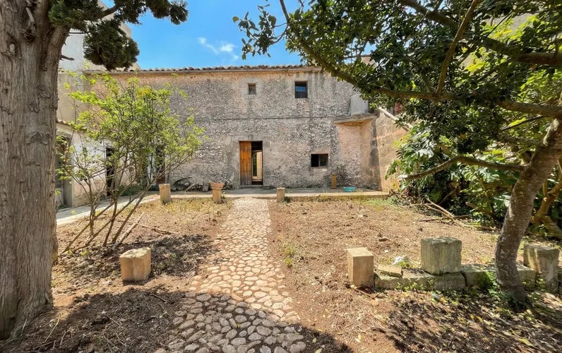 Authentic townhouse for renovation with license in Lloret de Vistalegre