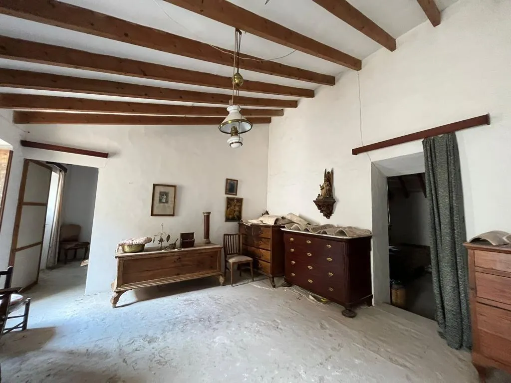 Authentic townhouse for renovation with license in Lloret de Vistalegre-4