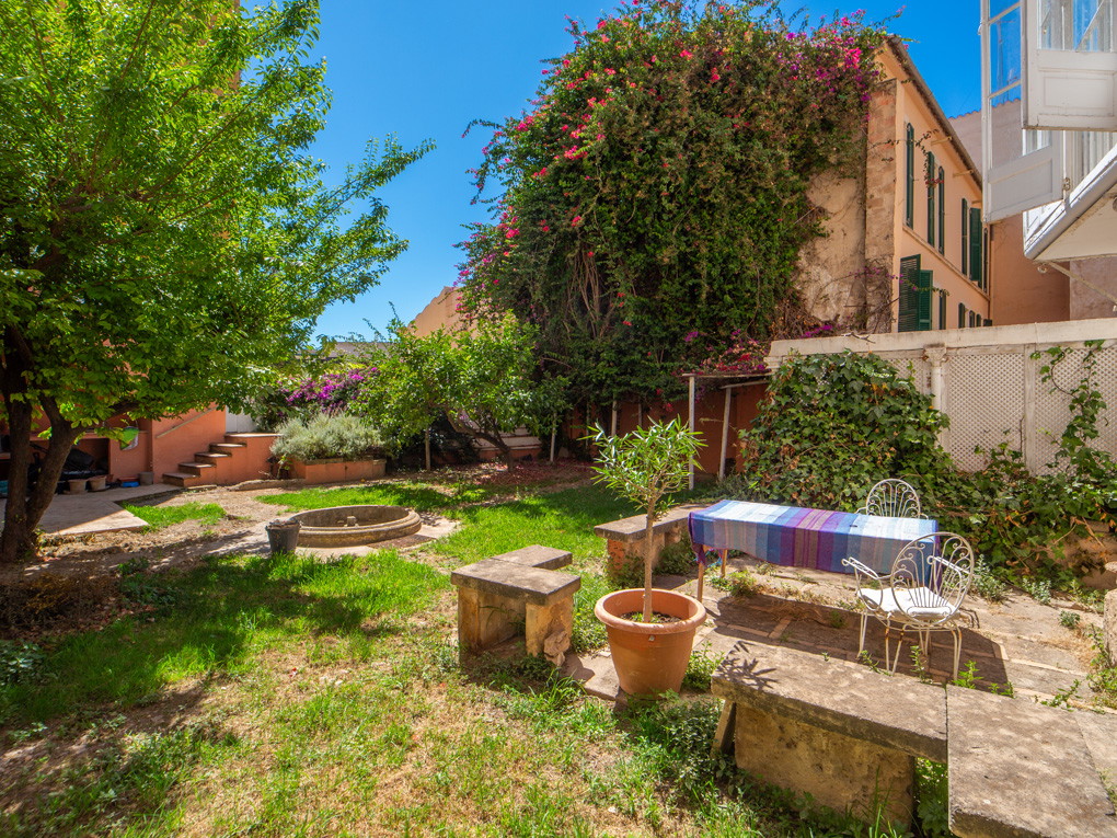 Da ristrutturare: Proprietà unica con giardino nel centro storico di Palma