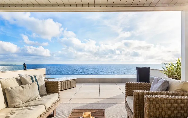 Villa moderna en primera línea de mar