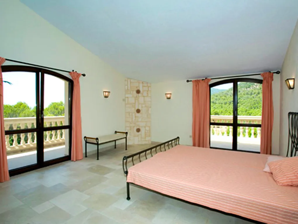 Elegant country house with breathtaking views-7